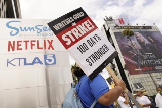 La grève des acteurs et scénaristes à Hollywood paralyse le secteur depuis plus de 100 jours.